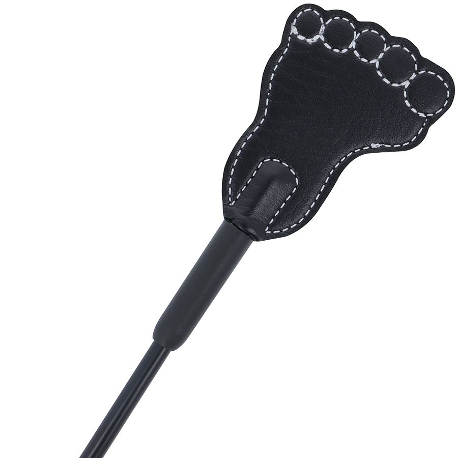 DUNKELHEIT - FETISCHGERTE UND SCHWARZE PEITSCHE